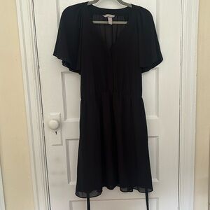 H&M flattering flounce sleeve tie dress. Size M.
